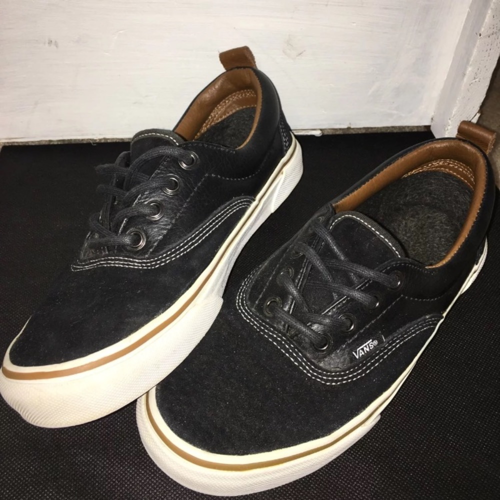 Vans (men’s 4.5) (women’s 6)